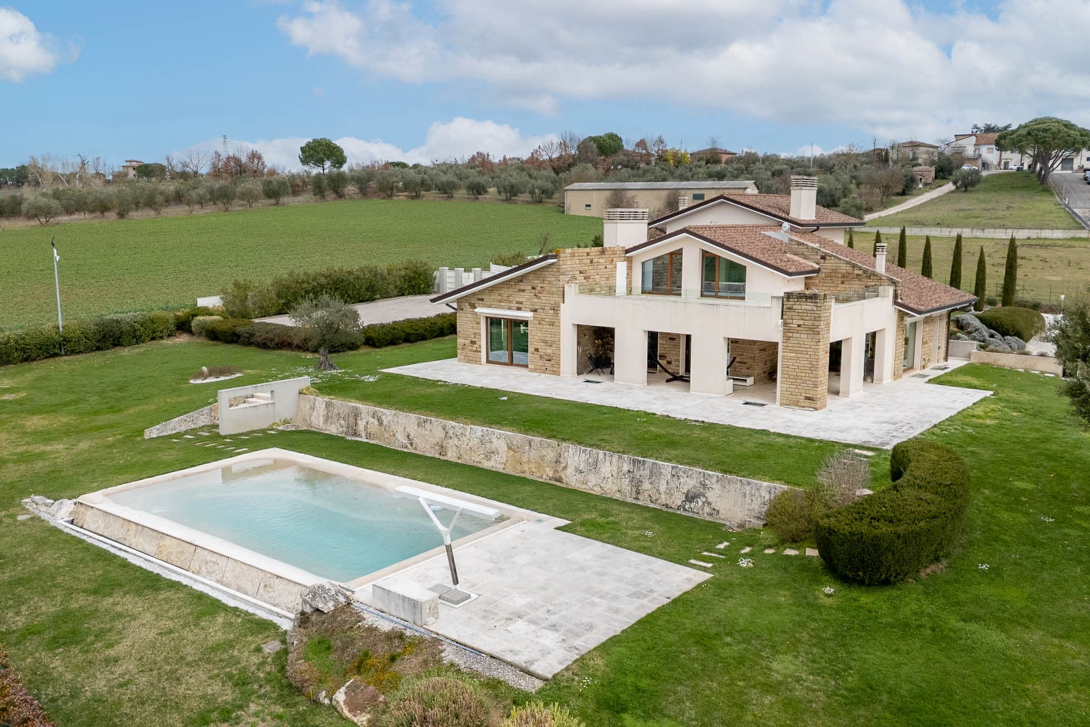 Luxury Eco- Villa Class A4 infinity bio-pool and olive grove – Siena