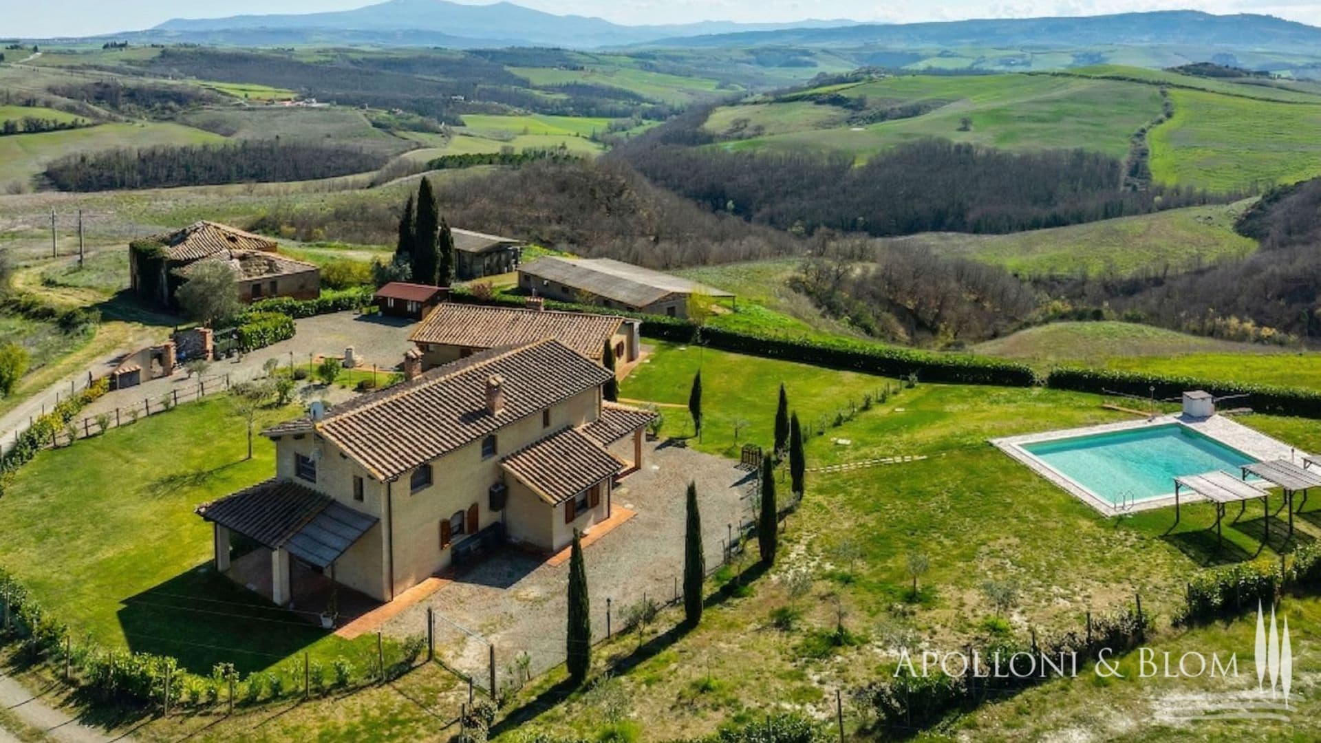 Montalcino estate with country houses, pool, annexes and land
